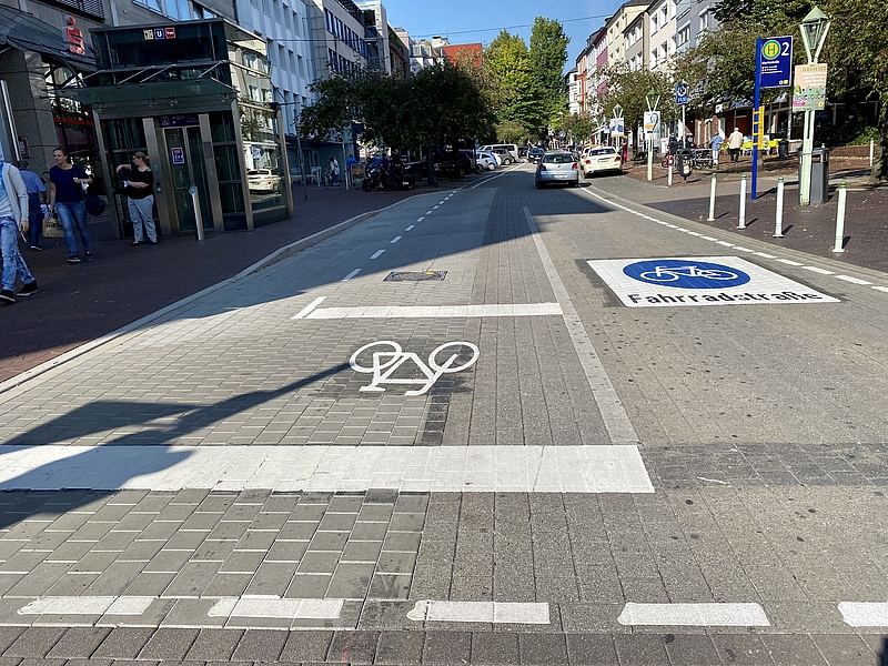 Berlin: Schutzstreifen war doch 3. Spur, oder? : r/Fahrrad